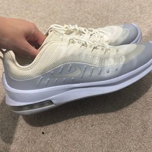 women’s running shoes